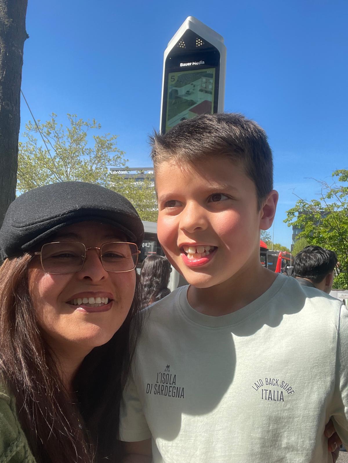 Geni Strijbosch junto a su hijo, alumna de la formación con Katherine Simosa
